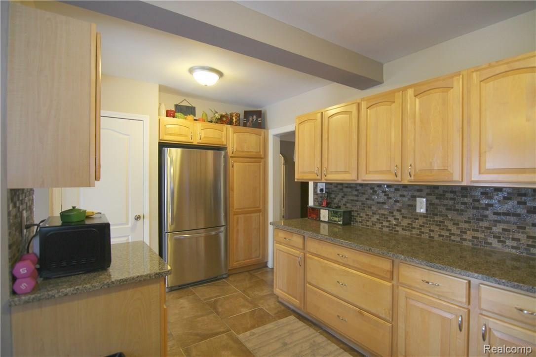 5801 Crescent Road Waterford, MI 48327 - Photo 9 of 29 5801 Cescent Kitchen 2.jpg