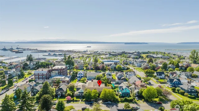 a view of a parking area