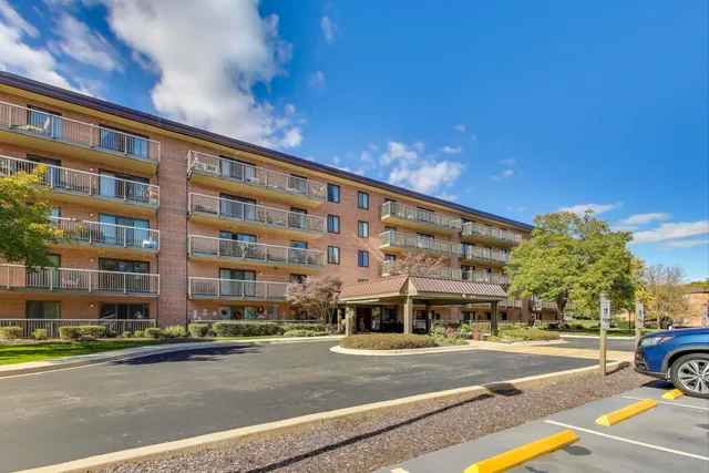 $269,000 | 6443 Clarendon Hills Road, Unit 100D, Willowbrook, IL 60527