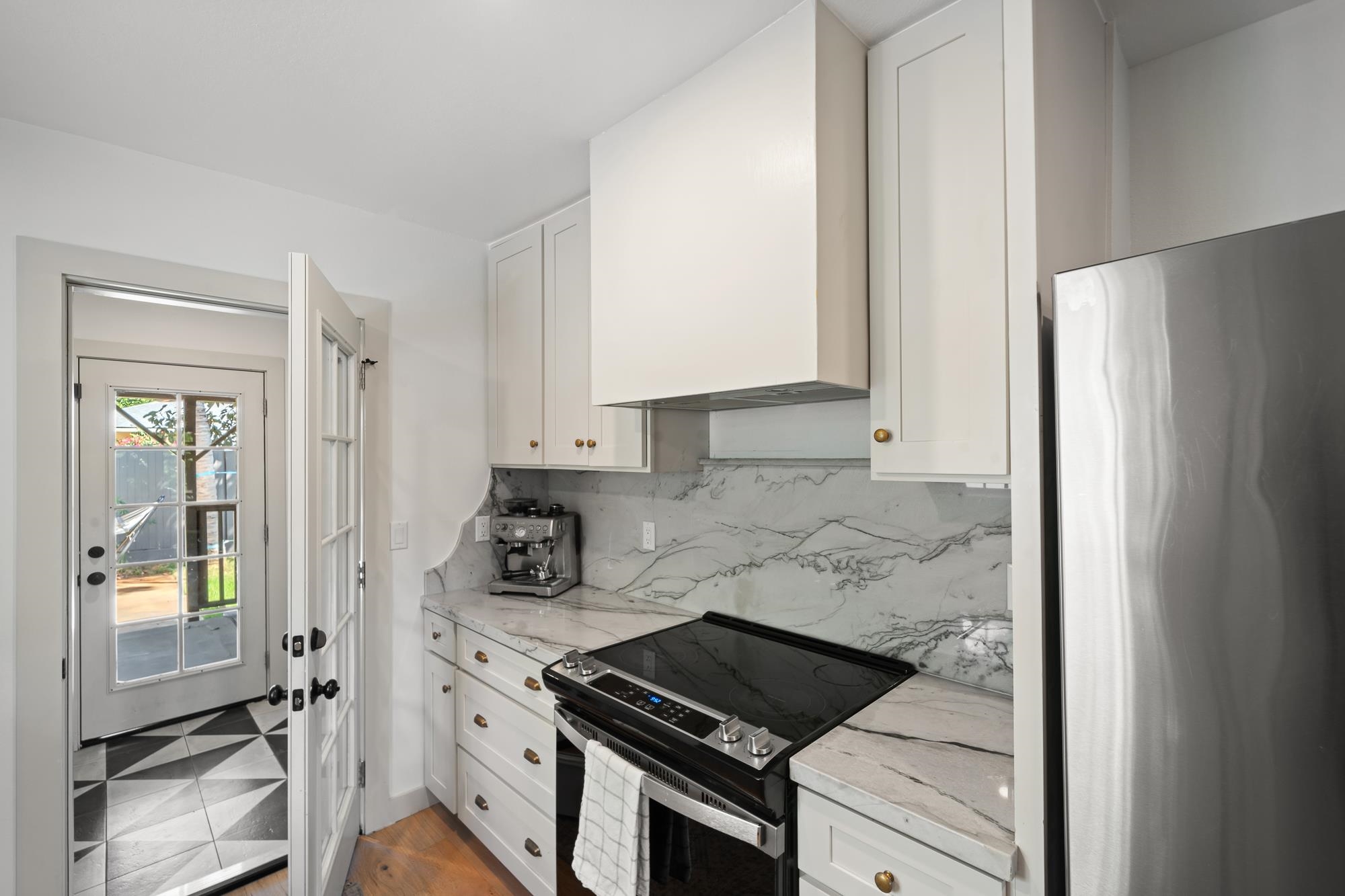 2074 Puuohala Road Wailuku, HI 96793 - Photo 9 of 37 a kitchen with a stove and a refrigerator