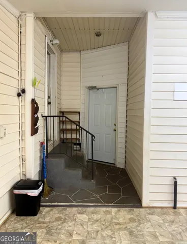 a view of entryway and kitchen