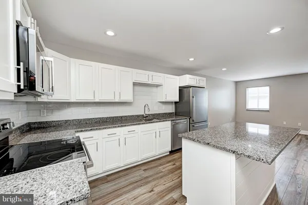 $999 | 7040 Oxford Avenue, Unit 103, Philadelphia, PA 19111