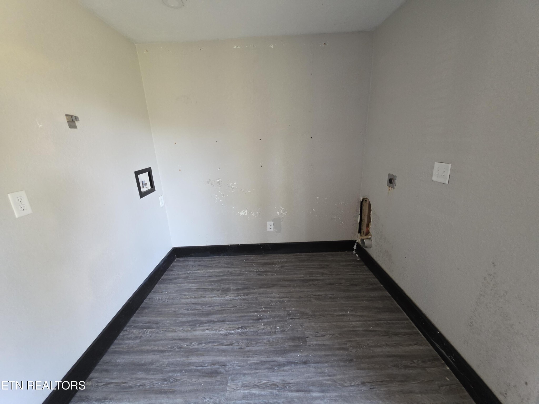 218 Burns Street Alcoa, TN 37701 - Photo 5 of 27 a view of a room with wooden floor