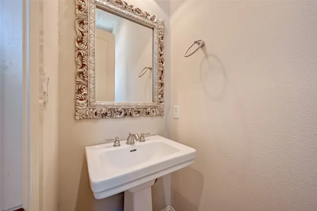 $3,000 | 5211 Eigel Street, Unit C, Houston, TX 77007