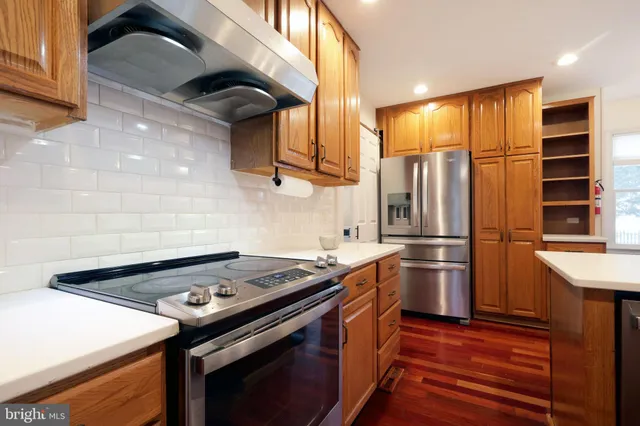 a view of a storage & utility room with washer and dryer