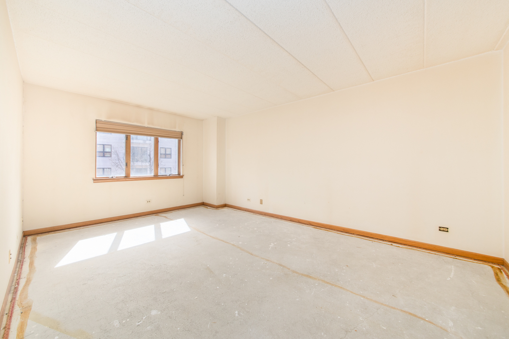 555 South River Road, Unit 607 Des Plaines, IL 60016 - Photo 12 of 22 an empty room with a window