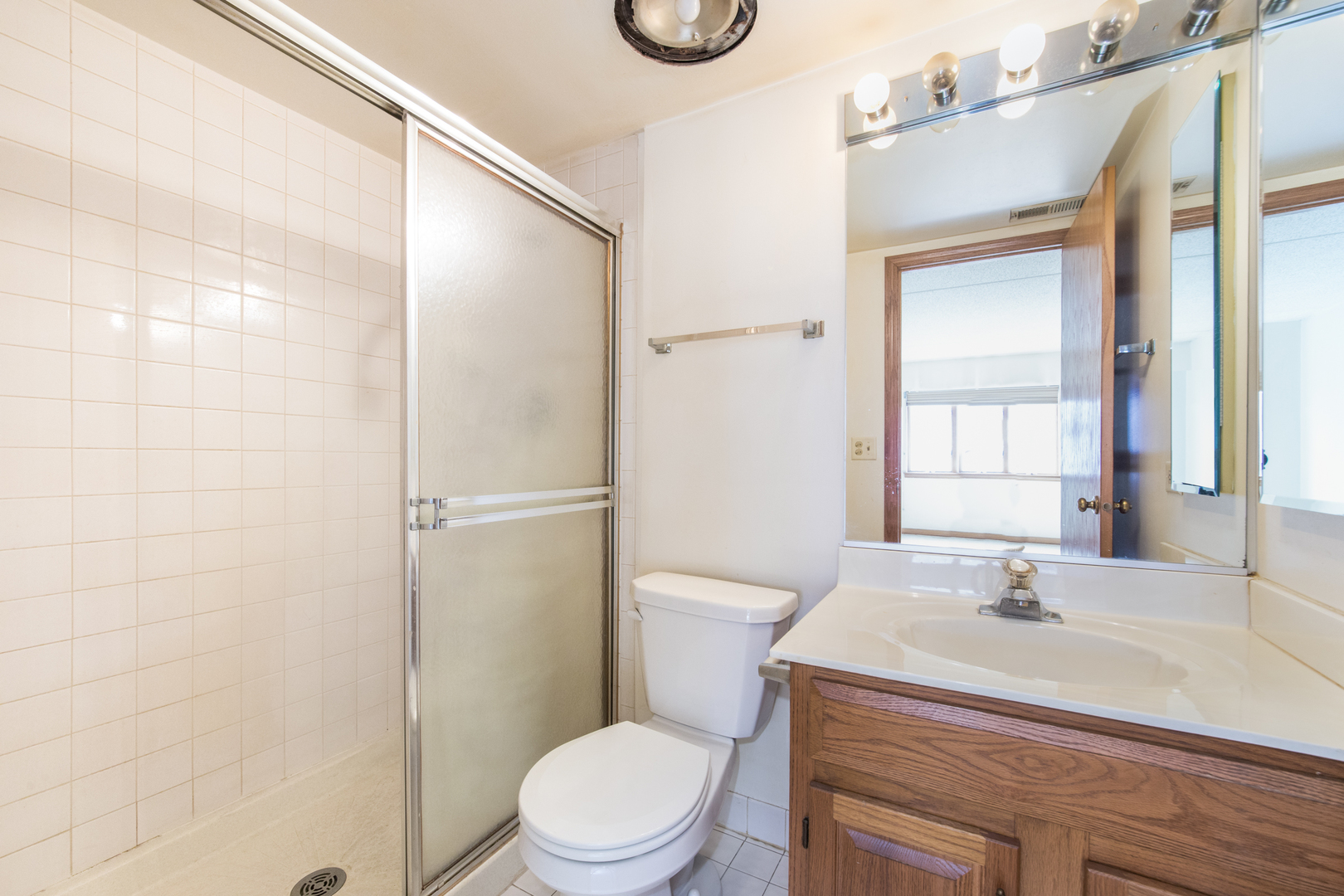555 South River Road, Unit 607 Des Plaines, IL 60016 - Photo 13 of 22 a bathroom with a sink a toilet and shower