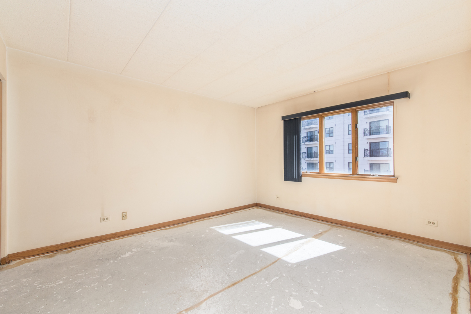 555 South River Road, Unit 607 Des Plaines, IL 60016 - Photo 14 of 22 an empty room with a window