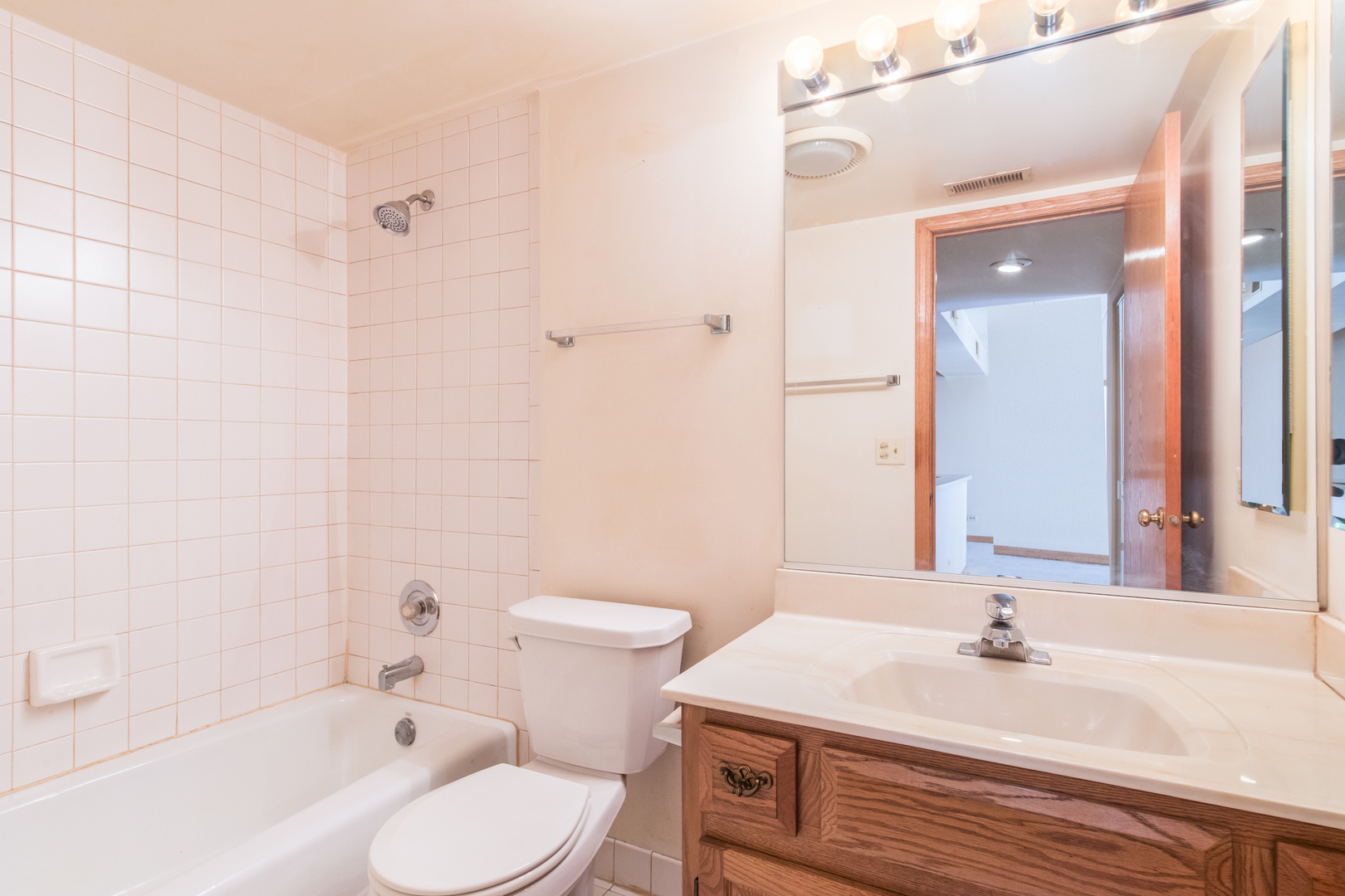 555 South River Road, Unit 607 Des Plaines, IL 60016 - Photo 16 of 22 a bathroom with a sink a toilet and shower