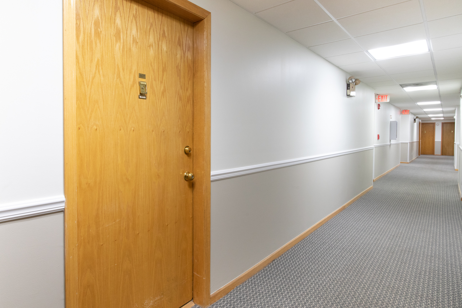 555 South River Road, Unit 607 Des Plaines, IL 60016 - Photo 21 of 22 a view of a hallway