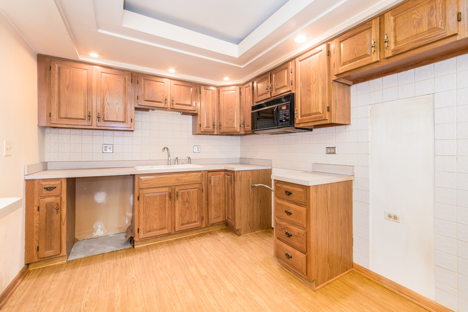 555 South River Road, Unit 607 Des Plaines, IL 60016 - Photo 4 of 22 a kitchen with stainless steel appliances granite countertop a sink and cabinets