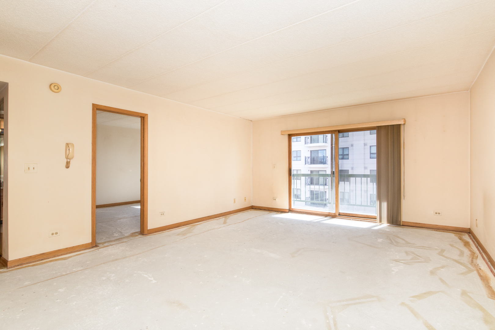 555 South River Road, Unit 607 Des Plaines, IL 60016 - Photo 9 of 22 an empty room with windows and closet