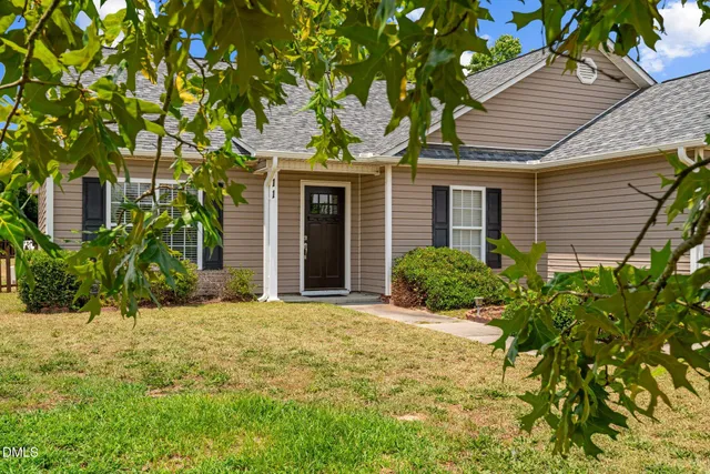 a view of a house with a yard