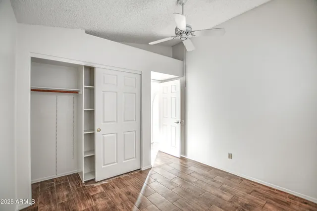 a view of empty room with a ceiling fan