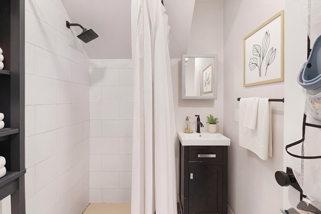 19 Bartlett Place, Unit 1 Boston, MA 02113 - Photo 4 of 6