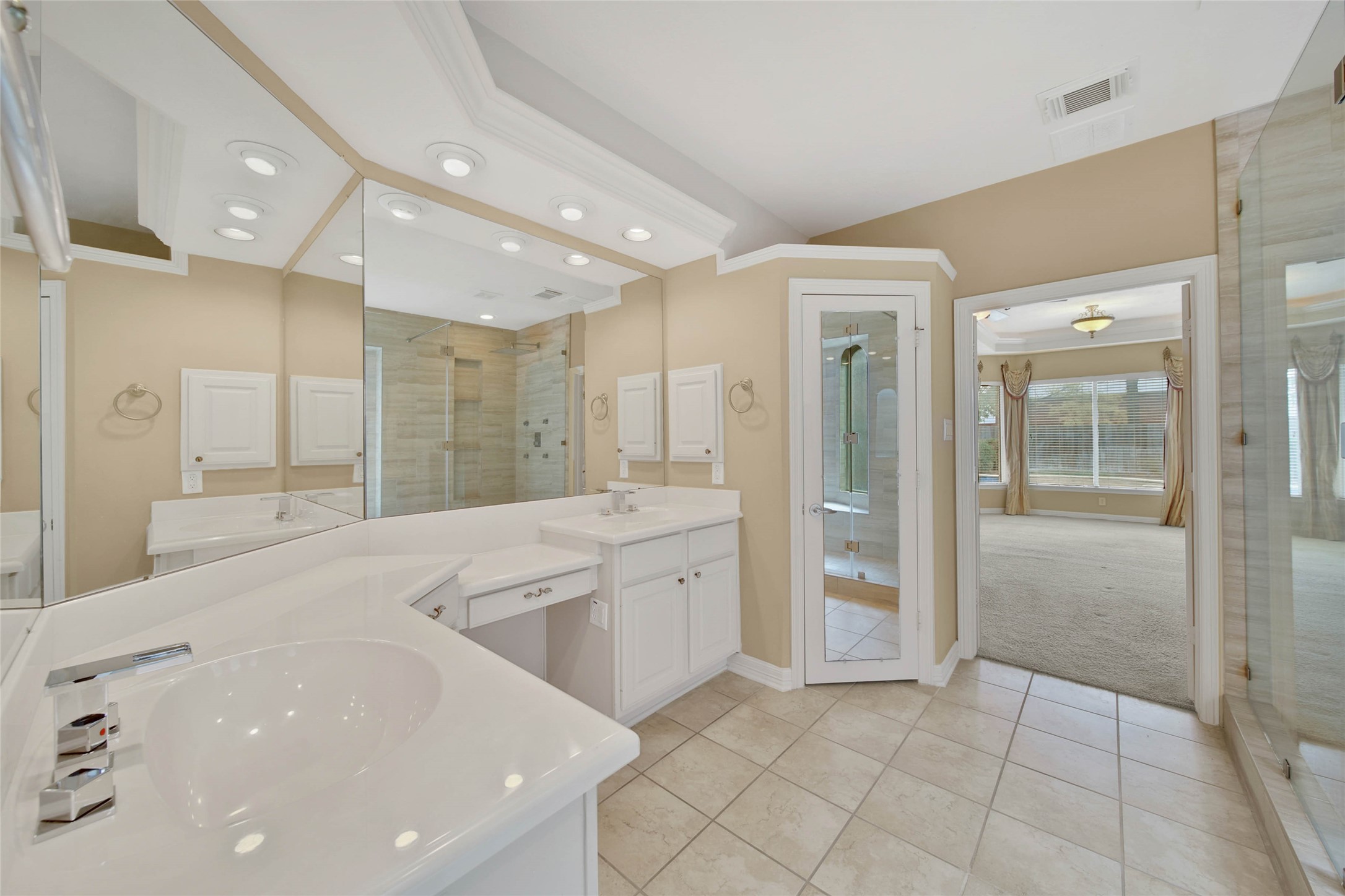6530 Monte Bello Ridge Lane Houston, TX 77041 - Photo 24 of 43 a bathroom with a granite countertop sink mirror and bathtub