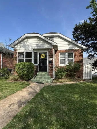 $299,900 | 1464 Sproule Avenue, St. Louis, MO 63139