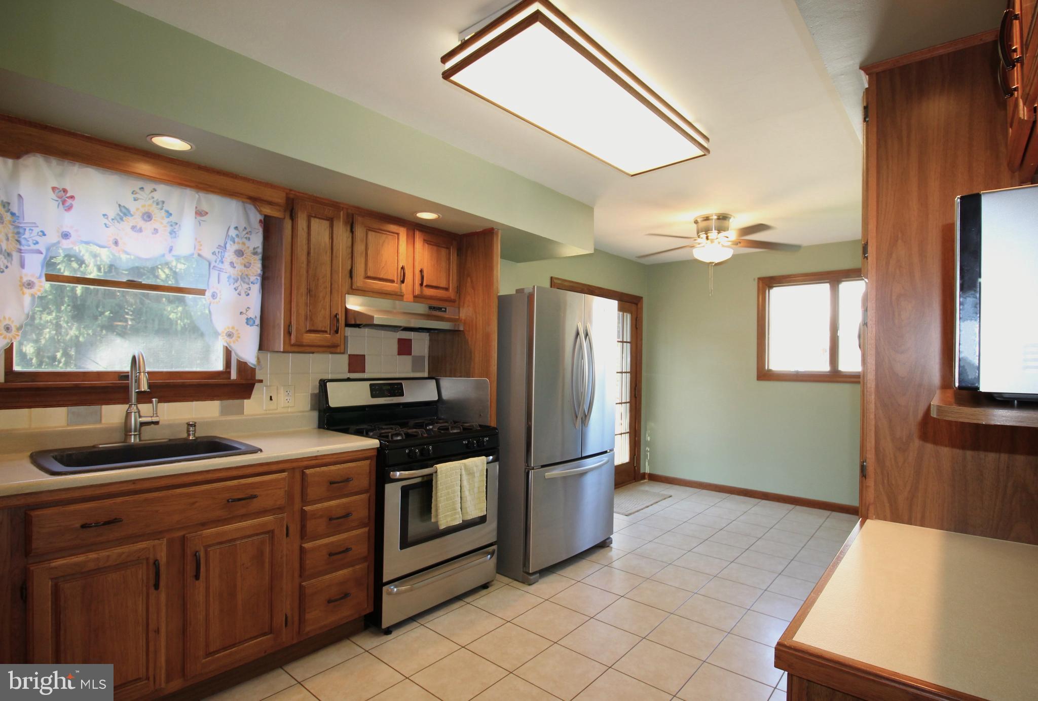676 Violet Road Warminster, PA 18974 - Photo 9 of 23 Gallery Image 9