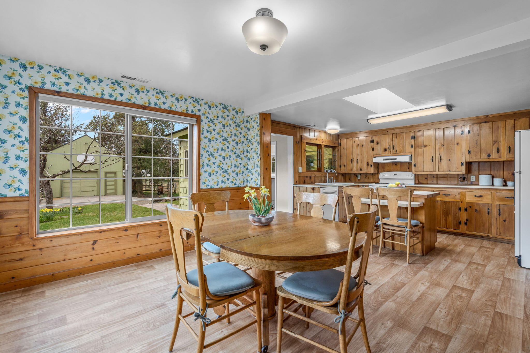 22655 Alfalfa Market Road Bend, OR 97701 - Photo 17 of 58 Dining Room with wood-look laminate flooring opens up to the kitchen