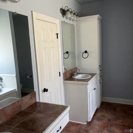 $2,000 | 3111 Nicholson Lake Drive, Baton Rouge, LA 70810