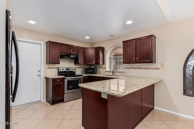 $2,100 | 7568 West Kerry Lane, Glendale, AZ 85308