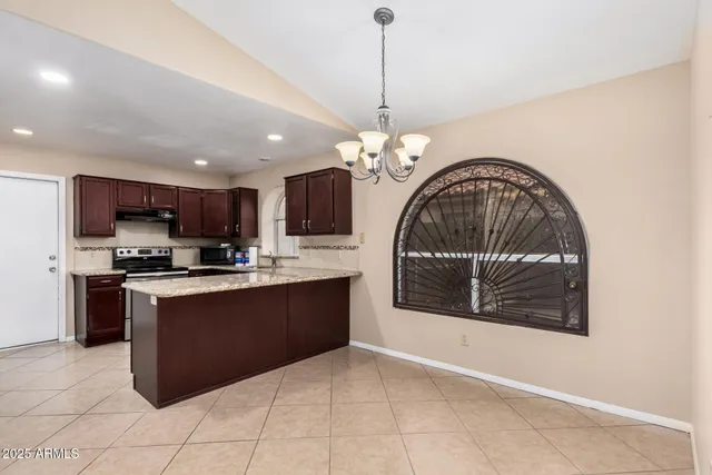 $2,100 | 7568 West Kerry Lane, Glendale, AZ 85308