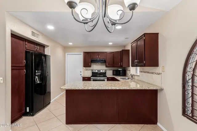 $2,100 | 7568 West Kerry Lane, Glendale, AZ 85308