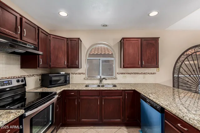 $2,100 | 7568 West Kerry Lane, Glendale, AZ 85308