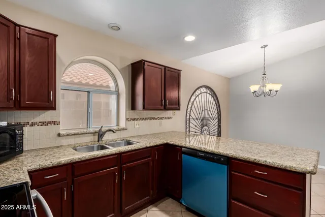 $2,100 | 7568 West Kerry Lane, Glendale, AZ 85308