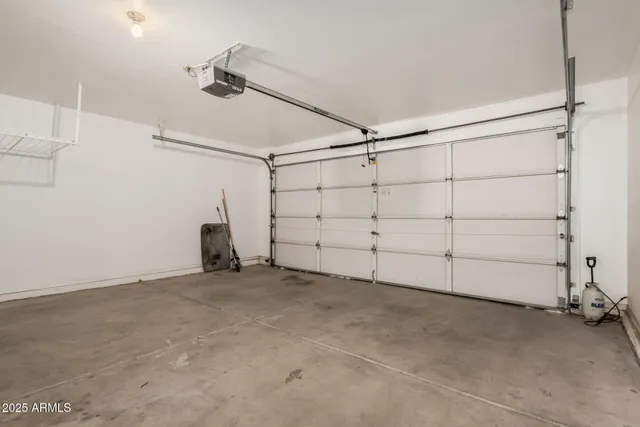 $2,100 | 7568 West Kerry Lane, Glendale, AZ 85308