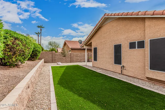 $2,100 | 7568 West Kerry Lane, Glendale, AZ 85308