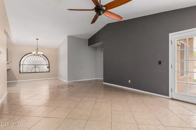 $2,100 | 7568 West Kerry Lane, Glendale, AZ 85308