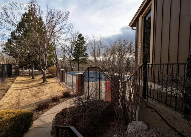 a view of a backyard