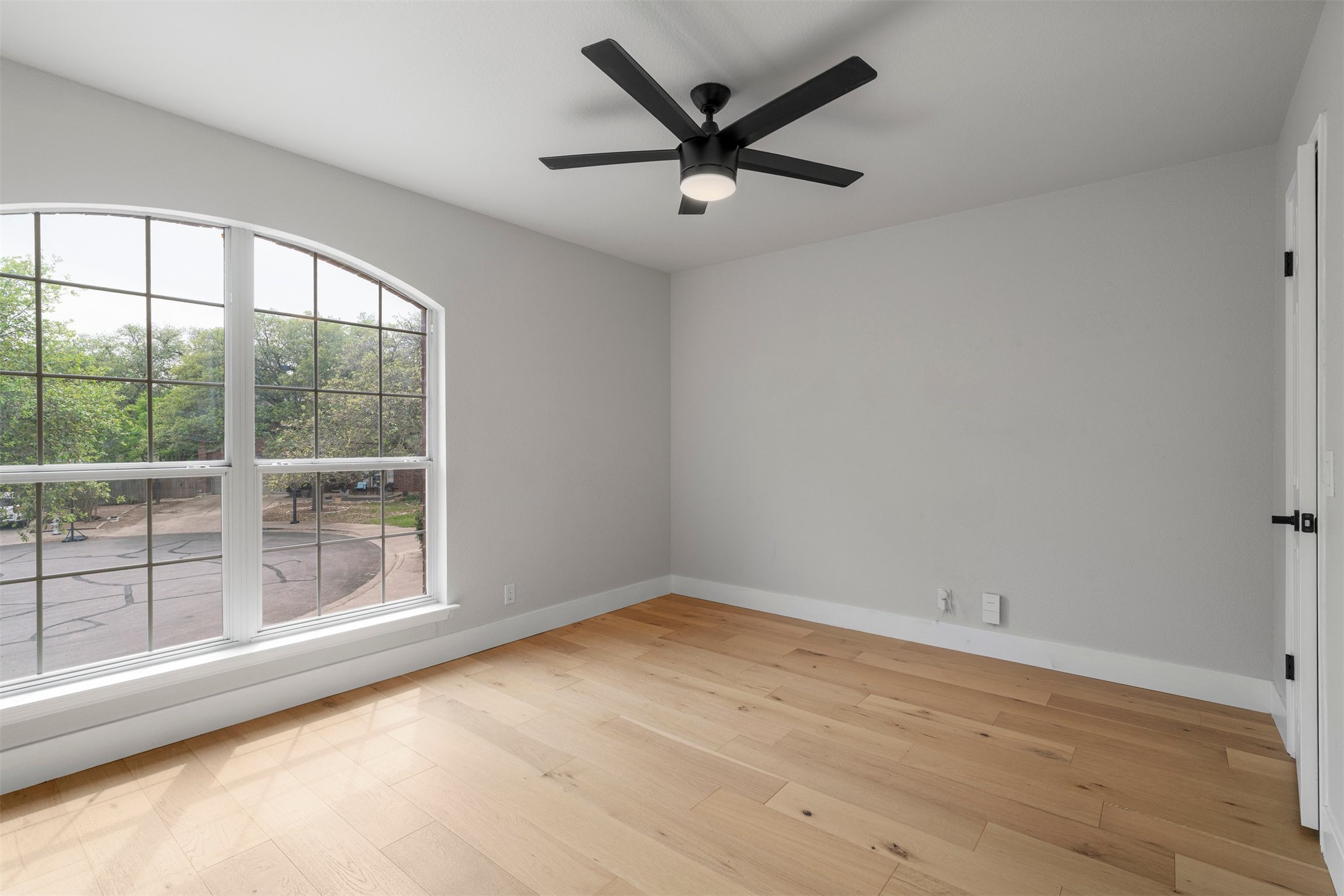 6804 Auckland Court Austin, TX 78749 - Photo 34 of 40 an empty room with a window