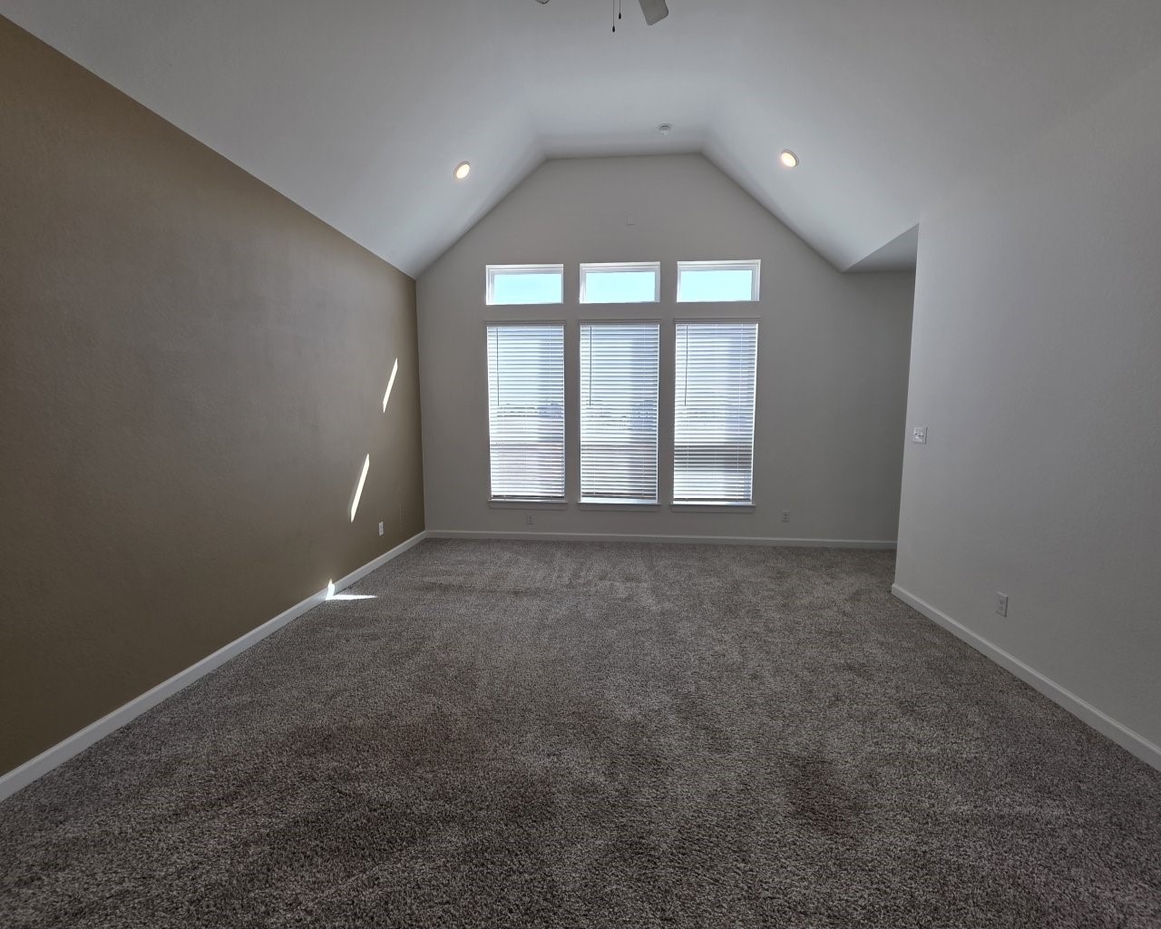 839 Lakeland Circle Rosharon, TX 77583 - Photo 12 of 30 Primary Bedroom