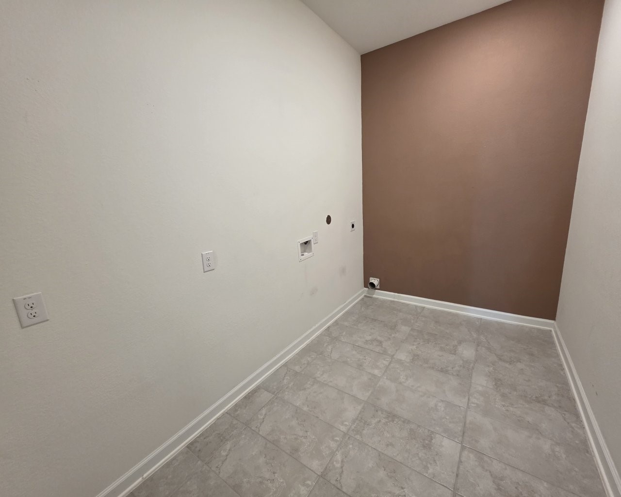 839 Lakeland Circle Rosharon, TX 77583 - Photo 25 of 30 Utility room 1st floor
