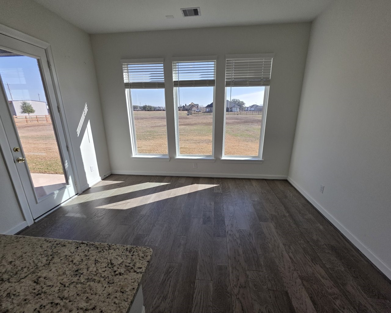 839 Lakeland Circle Rosharon, TX 77583 - Photo 8 of 30 Breakfast room