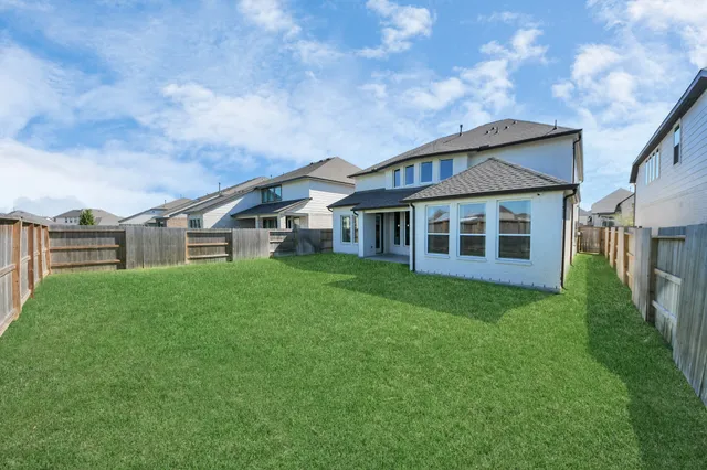 a view of a house with backyard and garden