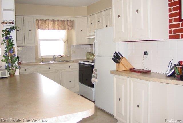 131 Eldon Road East China, MI 48054 - Photo 7 of 23 Kitchen snack bar
