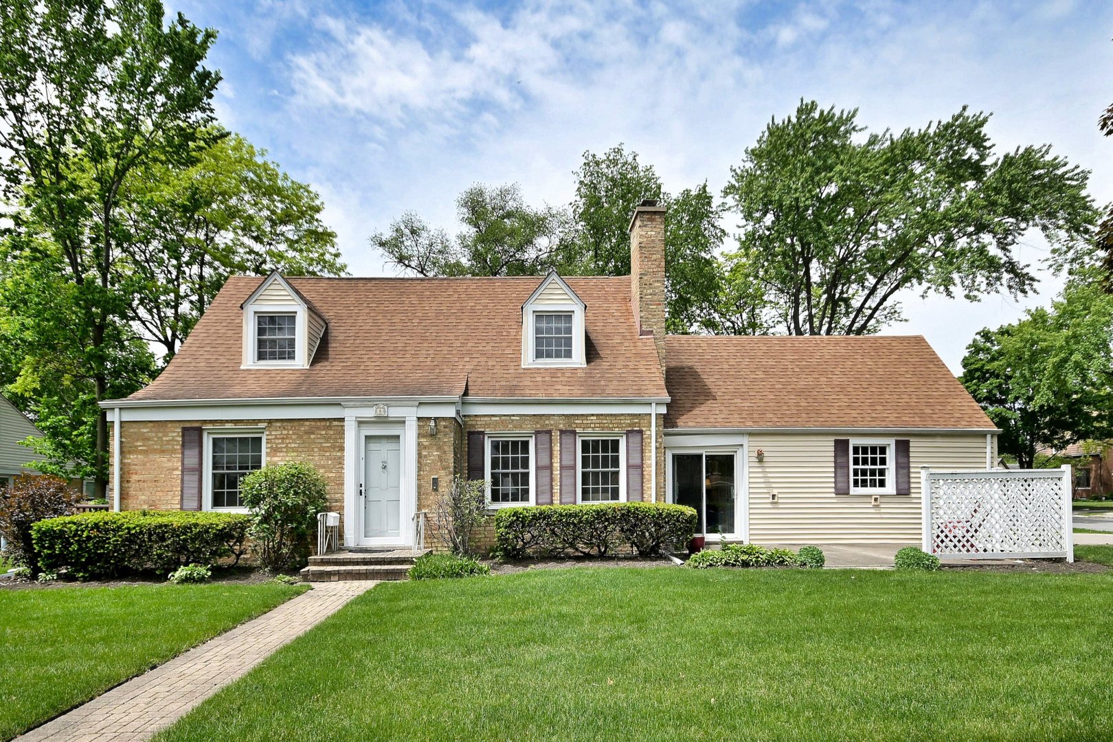 8 South Merrill Street Park Ridge, IL 60068 - Photo 1 of 30 a front view of a house and a garden