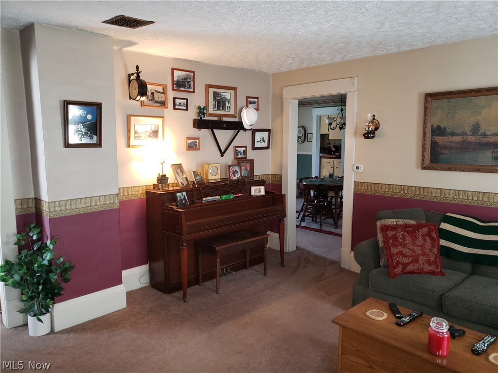 15766 Ravenna Road Newbury, OH 44065 - Photo 15 of 26 The large living room has space for entertaining
