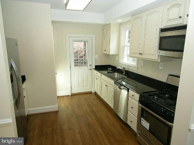 114 Hamilton Avenue Silver Spring, MD 20901 - Photo 3 of 19 Kitchen
