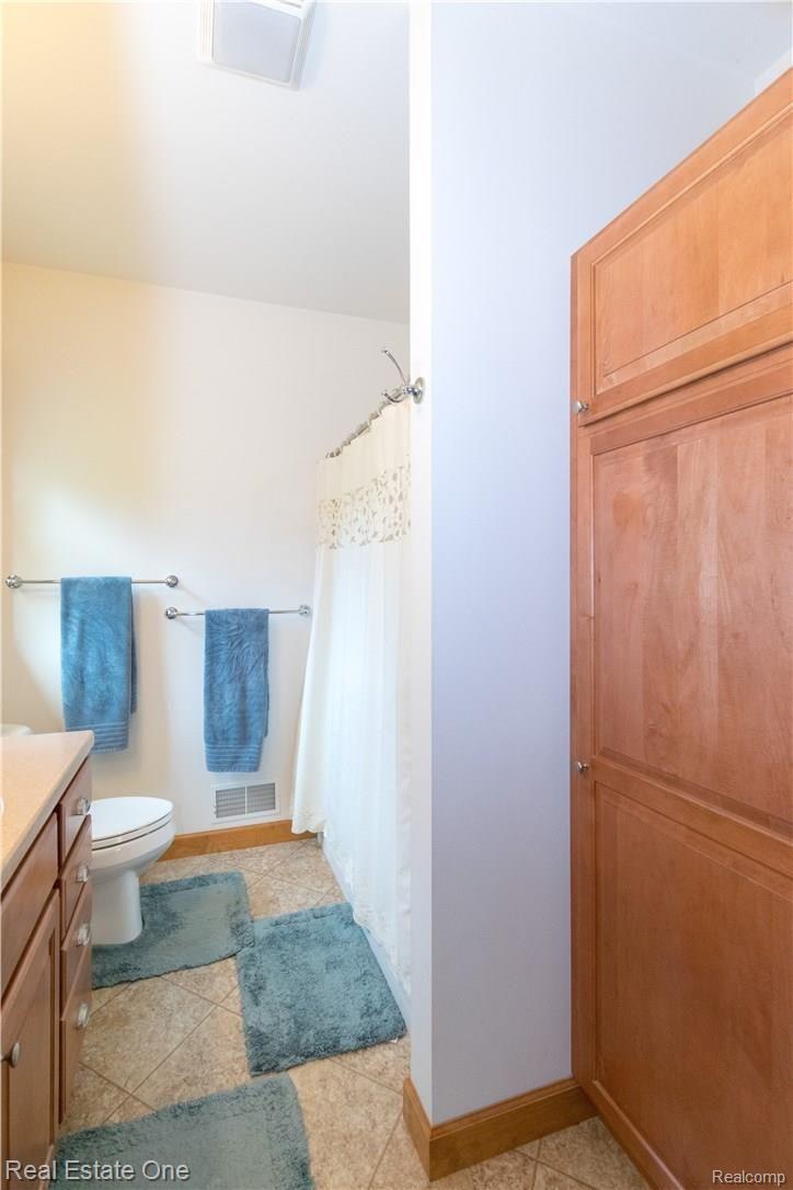 871 Heights Road Lake Orion, MI 48362 - Photo 12 of 38 Master bath photo 2