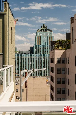 a view of livingroom with furniture