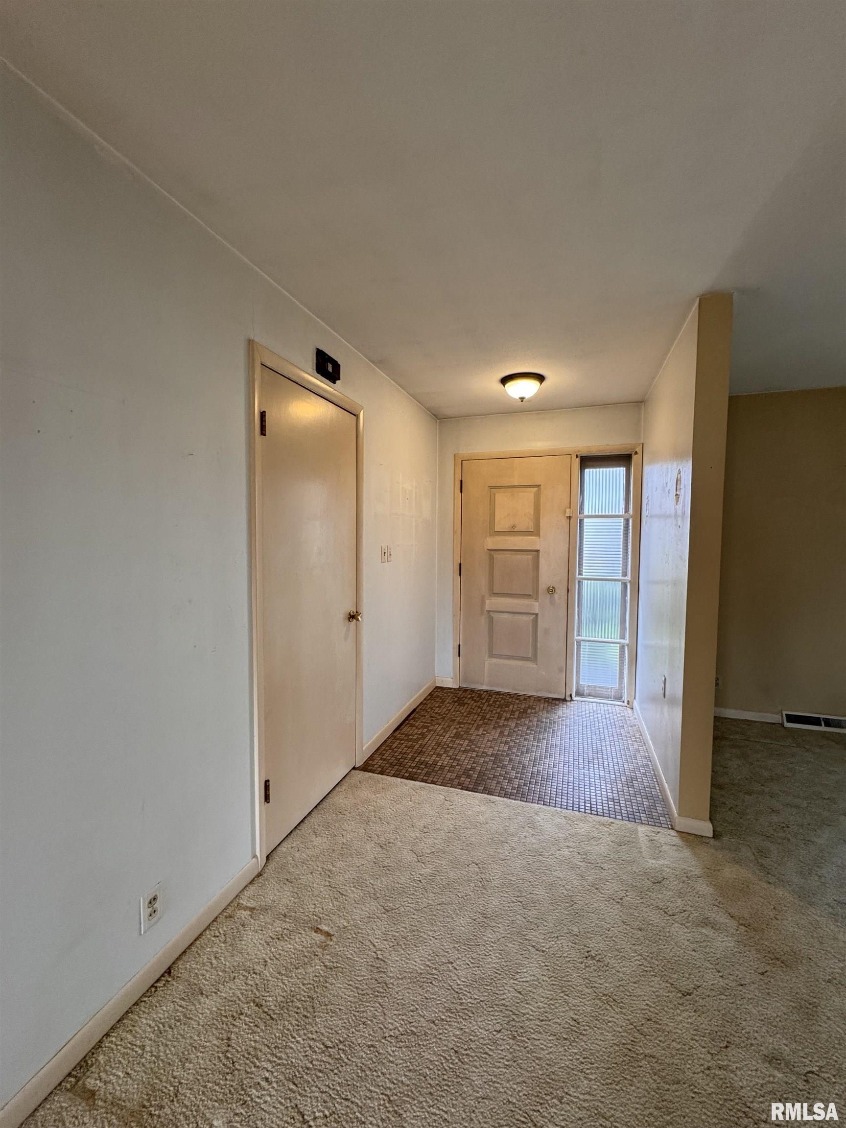 708 Jamie Lane Macomb, IL 61455 - Photo 2 of 23