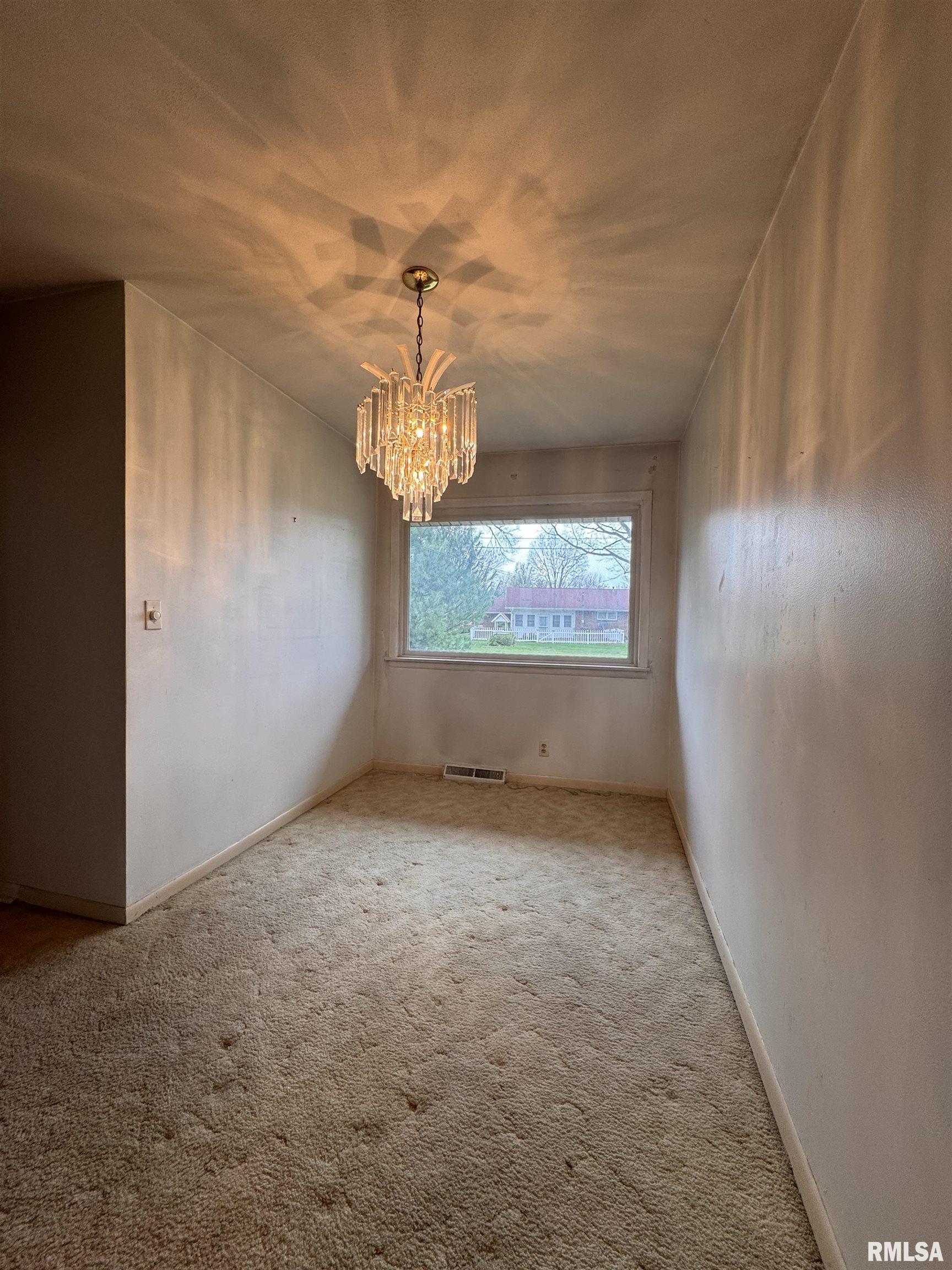 708 Jamie Lane Macomb, IL 61455 - Photo 7 of 23