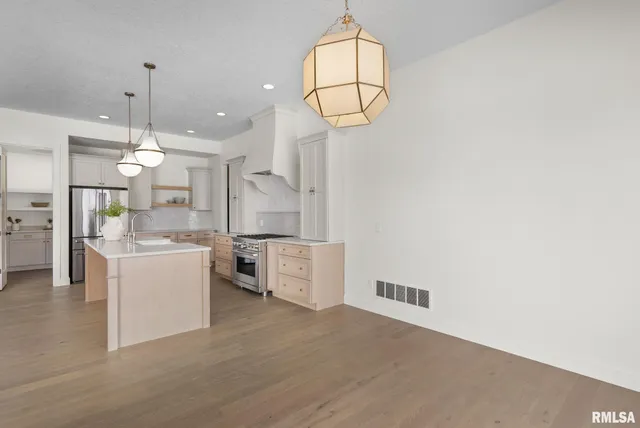 $789,900 | 7131 Alvie Lane, Bettendorf, IA 52722