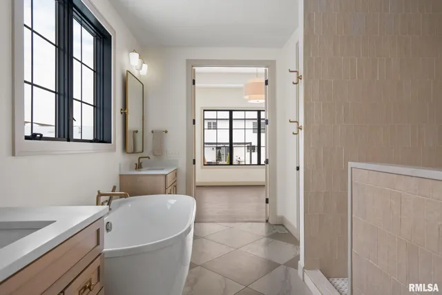 $789,900 | 7131 Alvie Lane, Bettendorf, IA 52722