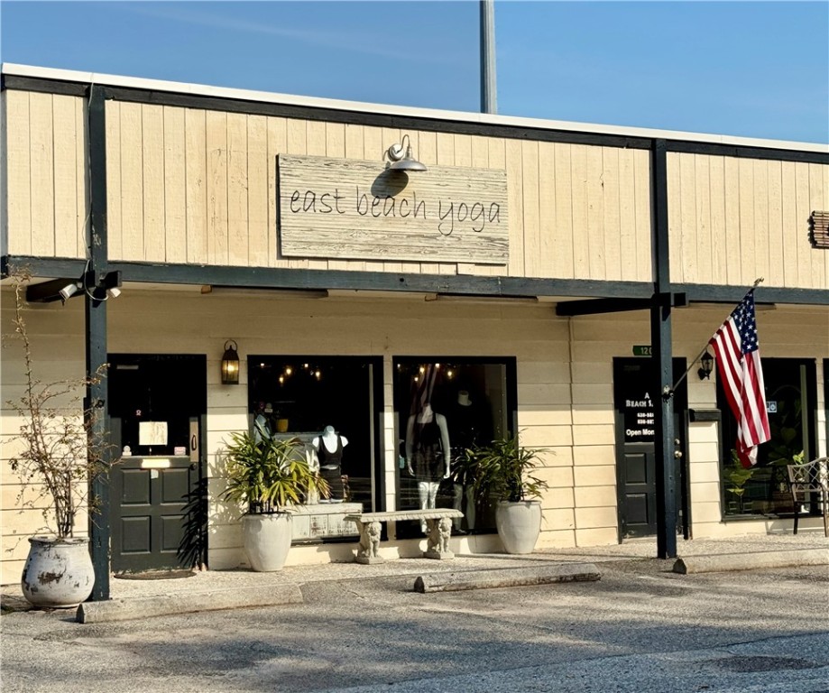 1460 Ocean Boulevard, Unit 108 St. Simons Island, GA 31522 - Photo 28 of 36 Short stroll to fabulous shops, yoga, restaurants, bike rentals, and more!