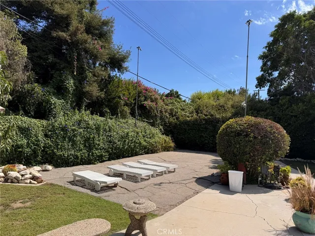 a view of a backyard